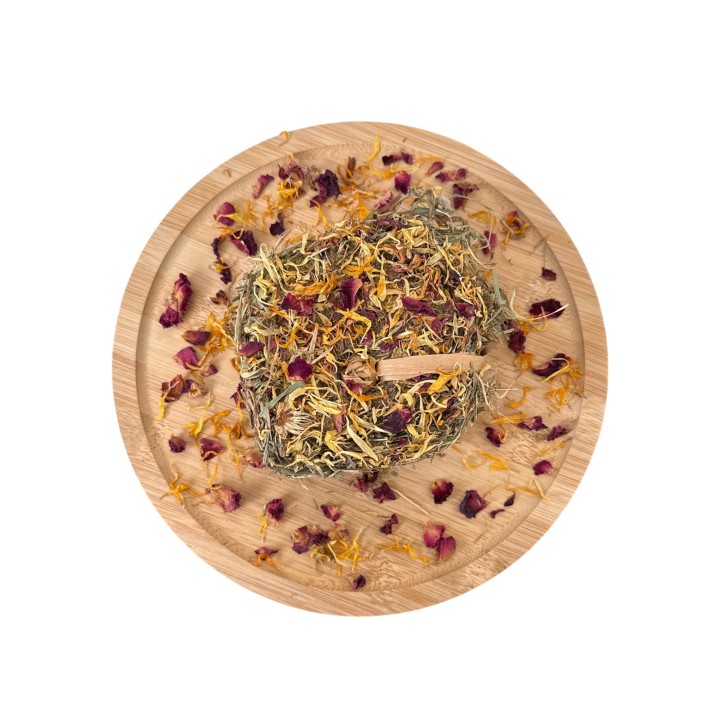Donut de foin aux fleurs de souci et pétales de rose